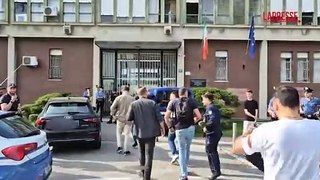 Decine di volanti davanti dal carcere minorile Beccaria di Milano: l'intervento per sedare la rivolta