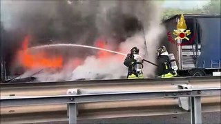 Tir in fiamme sulla A1 in Umbria, Italia divisa in due per ore
