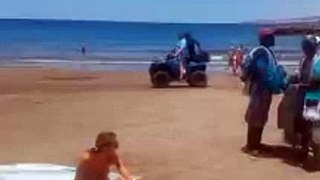 La arman con un Quad en una playa de Tenerife
