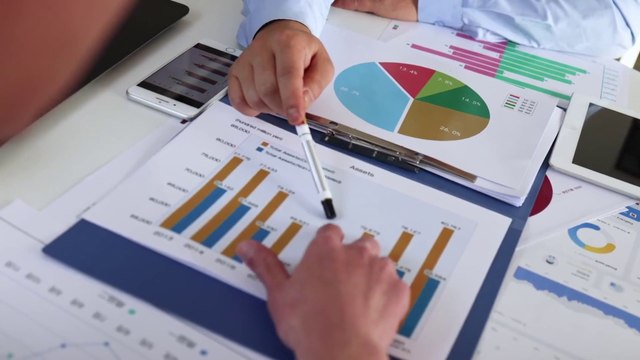 Economia, sale la fiducia dei consumatori, scende quella delle imprese