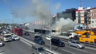 Küçükçekmece'de metrobüs yangını