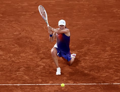 شفيونتيك تتجاوز أوساكا بصعوبة وتواصل طريقها بنجاح في رولان غاروس