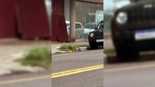 Indivíduo é flagrado por Policiais Civis de Toledo arrombando tapume para furtar obra