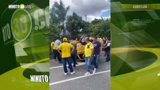 Se accidentó en pleno plan tortuga, taxista terminó volcado en Medellín