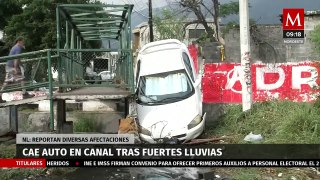 Auto es arrastrado por la corriente durante tormenta en Nuevo León