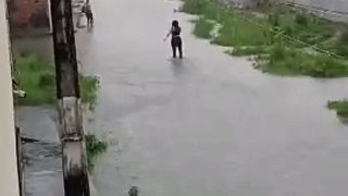 Chuva invade casas no bairro Iparana, em Caucaia