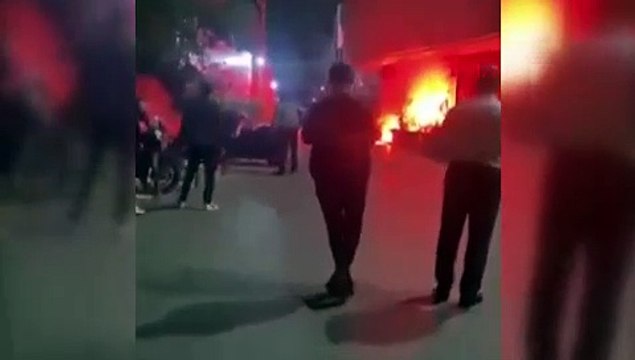 Fenerbahçeliler, Galatasaray logosunu söküp, tesisi yaktı