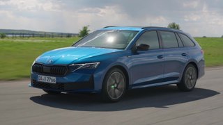 The new Škoda Octavia Sportline in Blue Driving Video