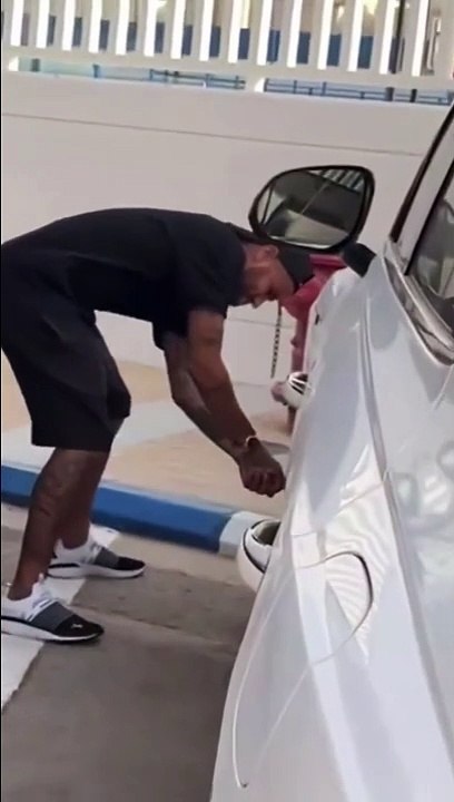 Quand Neymar crève les pneus de Renan Lodi