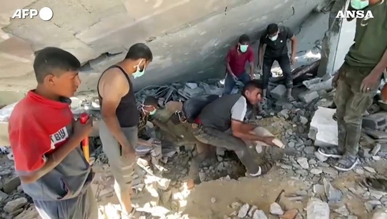 Rafah, si scava tra le macerie in cerca di sopravvissuti all'ennesimo raid