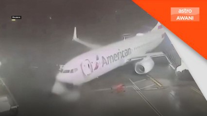 Angin kuat sehingga pesawat di pakir landasan bergerak