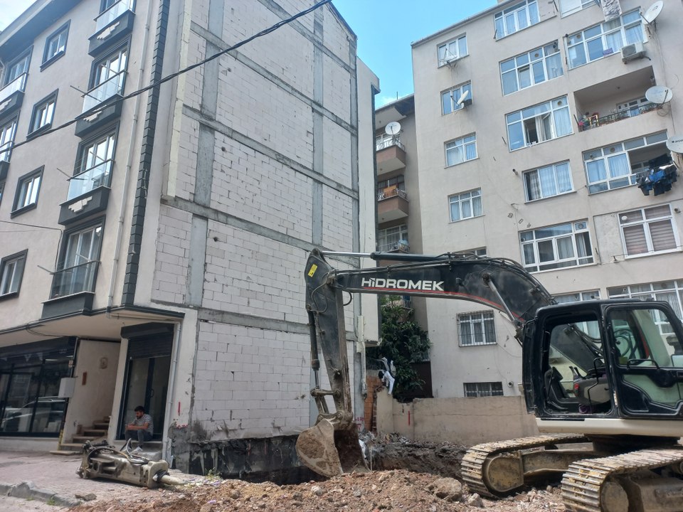 Apartmandaki inşaat hatası bitişikteki hafriyat çalışması sırasında ortaya çıktı