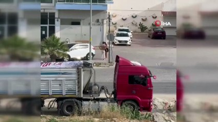 Kendini aracın önüne attı! Kimse inanmayınca ayaklandı