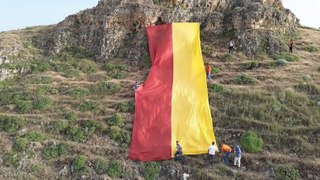Batman Gercüş'te Galatasaray taraftarlarından 500 metrekarelik dev bayrak