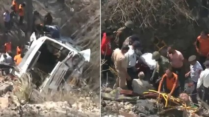 जम्मू में तीर्थयात्रियों से भरी बस खाई में पलटी, भीषण हादसे में 15 लोगों की गई जान