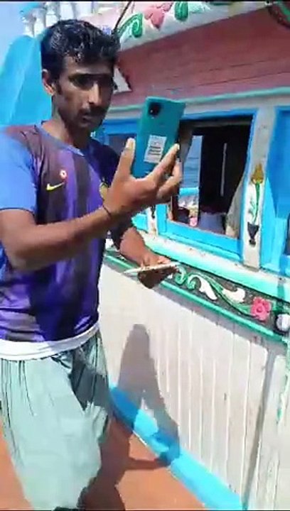کچھ لوگ مسقط جاتے ہوئے پانی راستے میں پھنس گئے