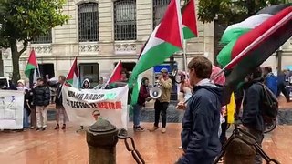 Estudiantes de la Universidad de Oviedo protestan en favor de Palestina, durante la toma de posesión del rector.