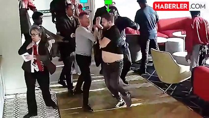 İngiliz futbolcu ve yorumcu Roy Keane, eski takımı Arsenal'in yediği gole sevinince bir taraftar kendisine kafa attı