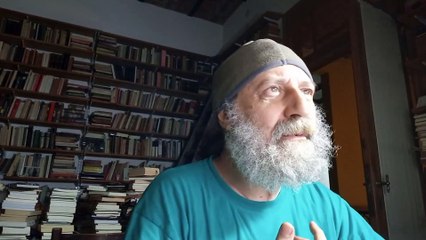 Guillermo Saavedra lee "Los patios del Tigre" de Miguel Ángel Bustos