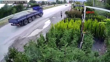 Ölüm 1 saniyeyle teğet geçti: O anlar kamerada