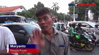 Detik-Detik Besi Proyek Gedung Kejagung Jatuh dari Crane ke Jalur MRT