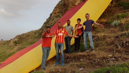 Taraftarlar, tepeye 500 metrekarelik Galatasaray bayrağı astı