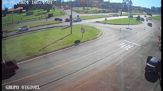 Vídeo mostra carro atravessando Trevo da Portal e sendo atingido por caminhão