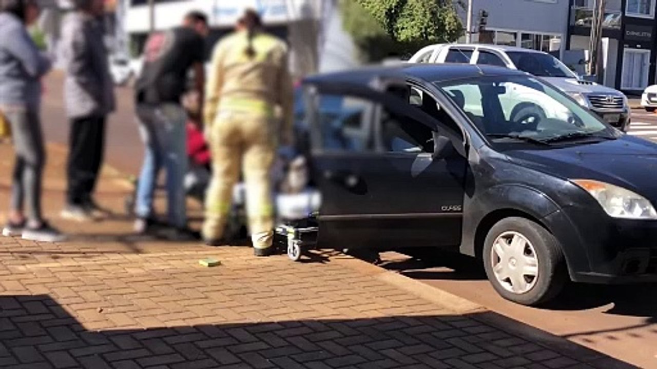 Mulher é socorrida pelos Bombeiros após tropeçar em boca de lobo no Centro