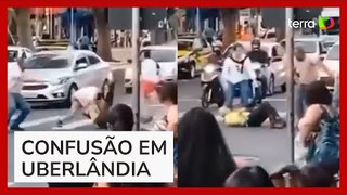 Motociclista e agente de trânsito são flagrados trocando socos no meio da rua em MG