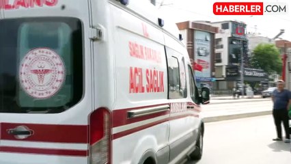 Caddeye park edilen tıra otomobil çarptı, sıkışan sürücüyü itfaiye kurtardı