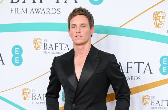Eddie Redmayne offered drinks by boozy Cabaret audience