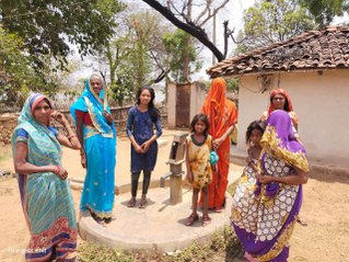 下载视频: जल संकट: पानी की समस्या से जूझ रहे शहर के आधा सैकड़ा से अधिक आदिवासी परिवार