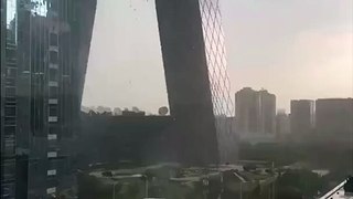 Fuertes vientos en Beijing dejan a trabajadores suspendidos en rascacielos