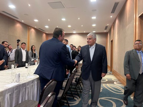 Mulino se reúne con diputados y alcaldes independientes