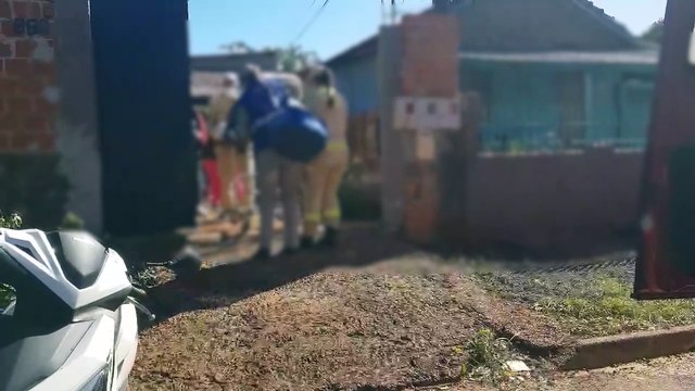 Mulher fica ferida após cair em banheiro de residência no Interlagos