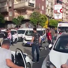 Vali çatışmanın ortasında kaldı! Korumalar müdahale etti