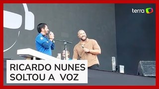 Prefeito de São Paulo provoca risos de fiéis ao cantar na Marcha para Jesus