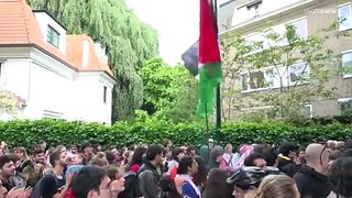 مئات المحتجين يتظاهرون أمام السفارة الإسرائيلية في بروكسل تنديدا بالهجوم على غزة