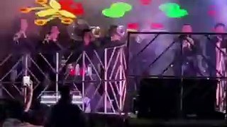 “El Flaco” y “El Mimoso” abren gira con 50 músicos en escena