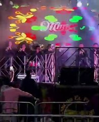 “El Flaco” y “El Mimoso” abren gira con 50 músicos en escena