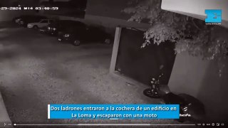 Dos ladrones entraron a la cochera de un edificio en La Loma y escaparon con una moto