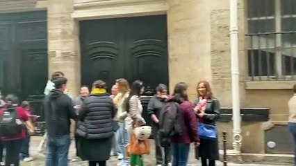 Mexicanos en el extranjero realizan largas filas para emitir su derecho al voto