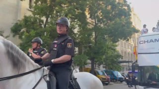 Esta no la vimos venir: 'cazan' al padre de Carvajal, policía nacional, escoltando al bus del Madrid