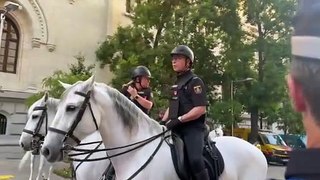 ¡El padre de Dani Carvajal, policía, escoltando a caballo el bus del Real Madrid!