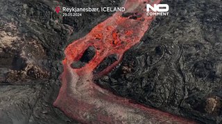 حمم متوهجة تتدفق من بركان في مدينة غريندافيك في أيسلندا