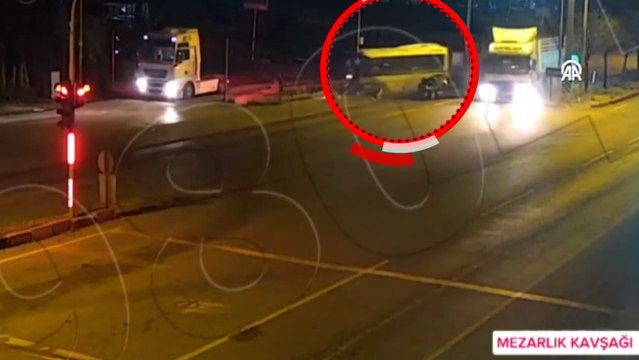 Kırıkkale'de 22 kişinin yaralandığı trafik kazası güvenlik kameralarına yansıdı