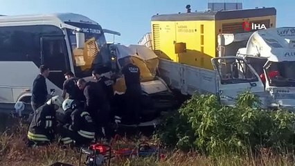 Kamyonet iki işçi servisini biçti: Çok sayıda yaralı var