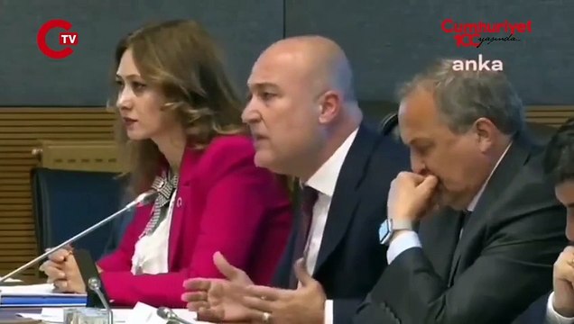 Akar mikrofonu açık unutunca... Komisyona gelen 'bilgi' kameralara yansıdı