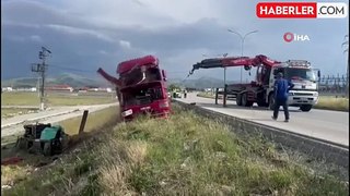 Makine yüklü kamyon devrildi, sürücüsü yaralandı
