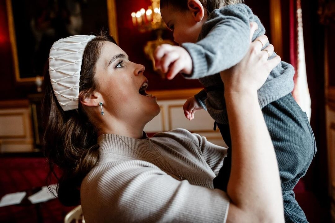 Eugenia de York revela el álbum de fotos privado de su hijo Ernest por su primer aniversario